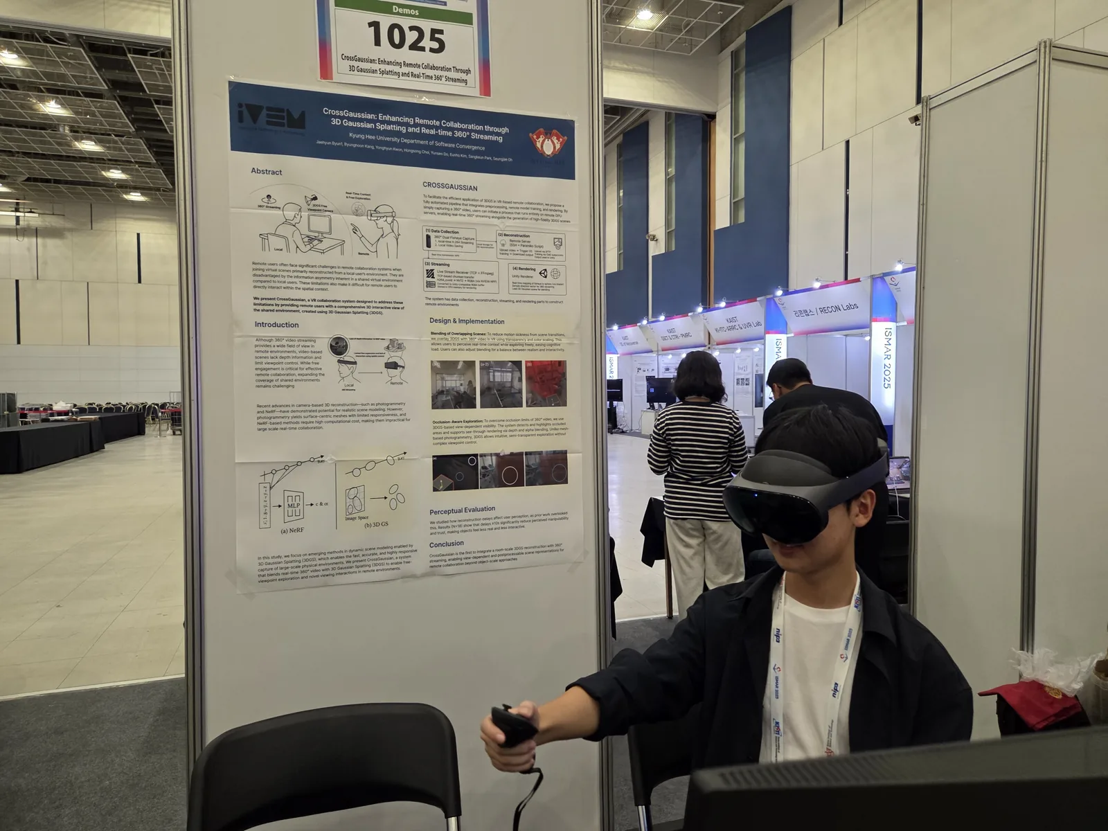 ISMAR 2025 데모 부스에서 Meta Quest로 CrossGaussian을 시연하는 모습